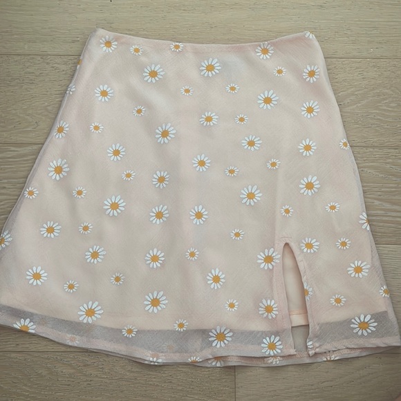 Beginning boutique Floral Daisy Slit Mini Skirt in Size 6 (XS) - Picture 1 of 3